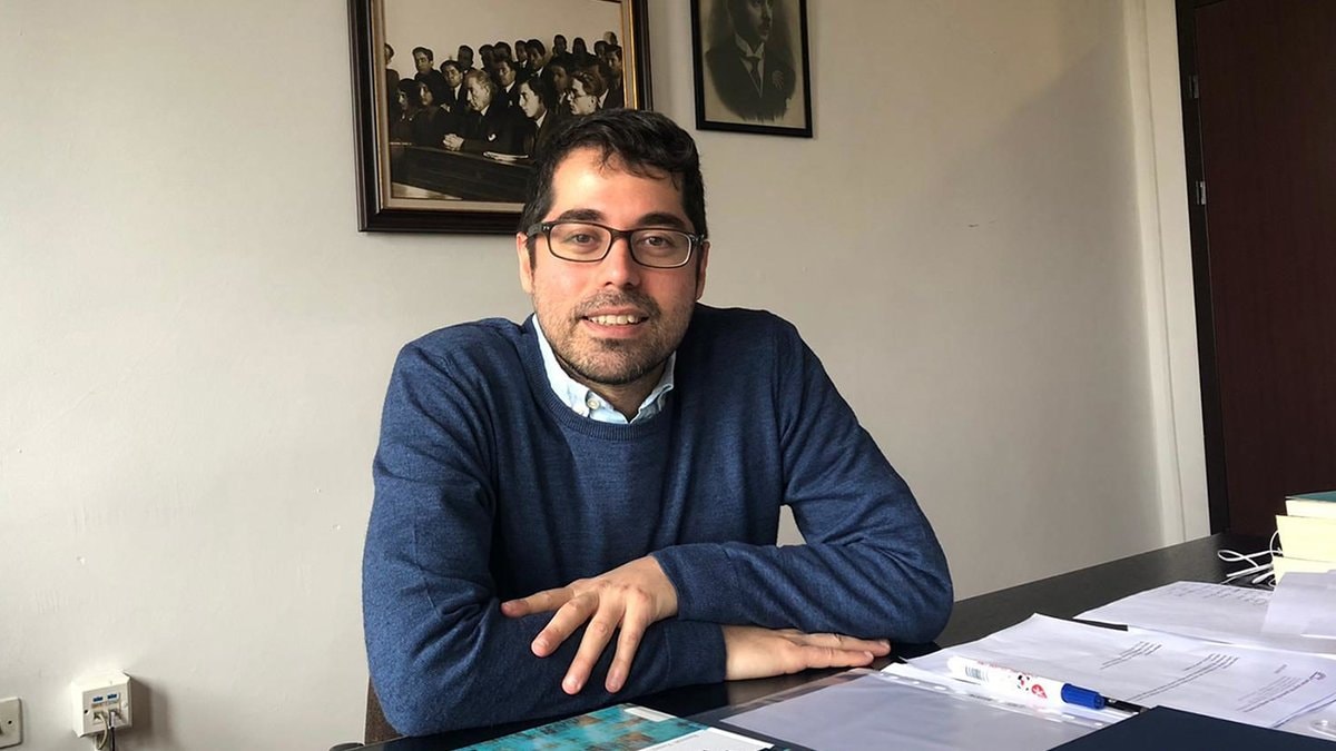 L'accademico Berk Esen visto alla sua scrivania.