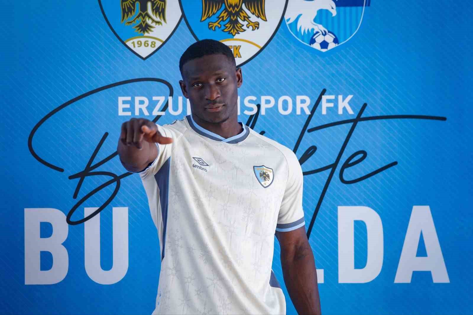 Erzurumspor FK forması giyen Ibrahim Yalatif Diabate, transfer tanıtımında poz veriyor.