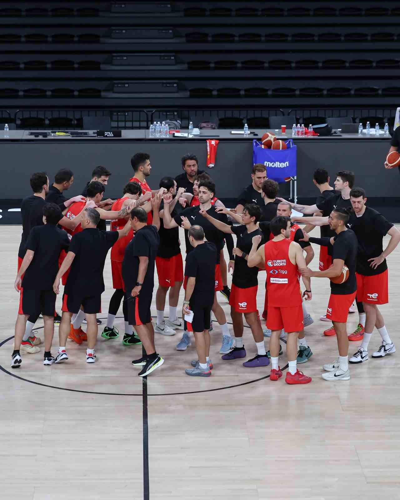 A Milli Erkek Basketbol Takımı oyuncuları ve teknik ekip antrenmanda saha ortasında bir araya geliyor.
