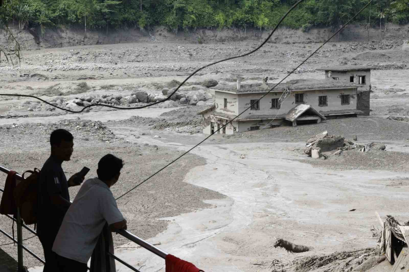 Nepal’de sel felaketinden etkilenen bir bölgede çamurla kaplanan yapı ve nehir yatağı.