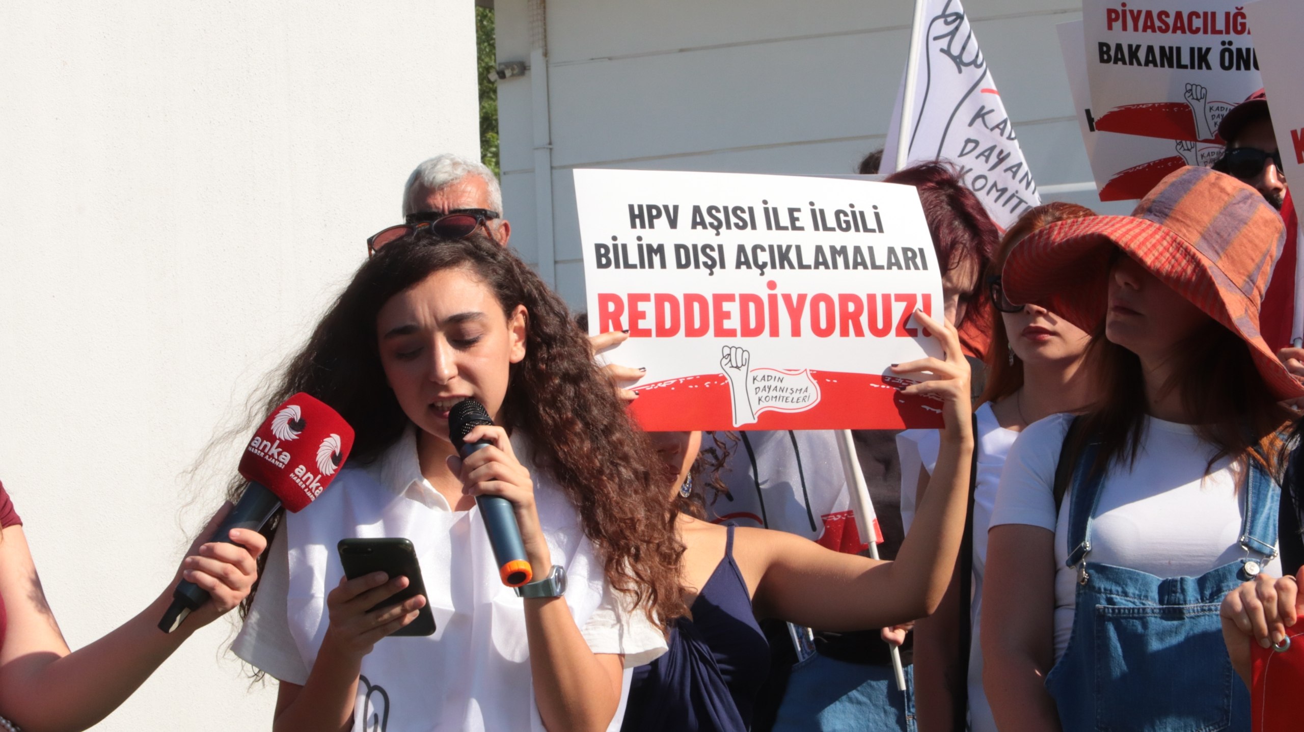 KDK members protesting the statements regarding the HPV vaccine in front of the Ministry of Health.