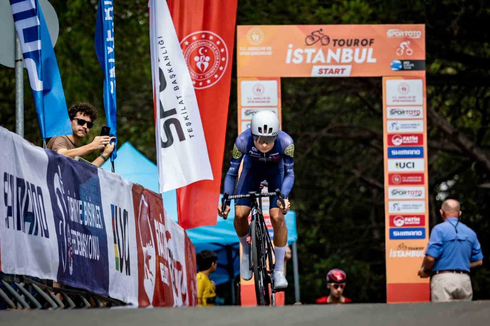 Tour of İstanbul start alanında yarışan bir yol bisikletçisi.