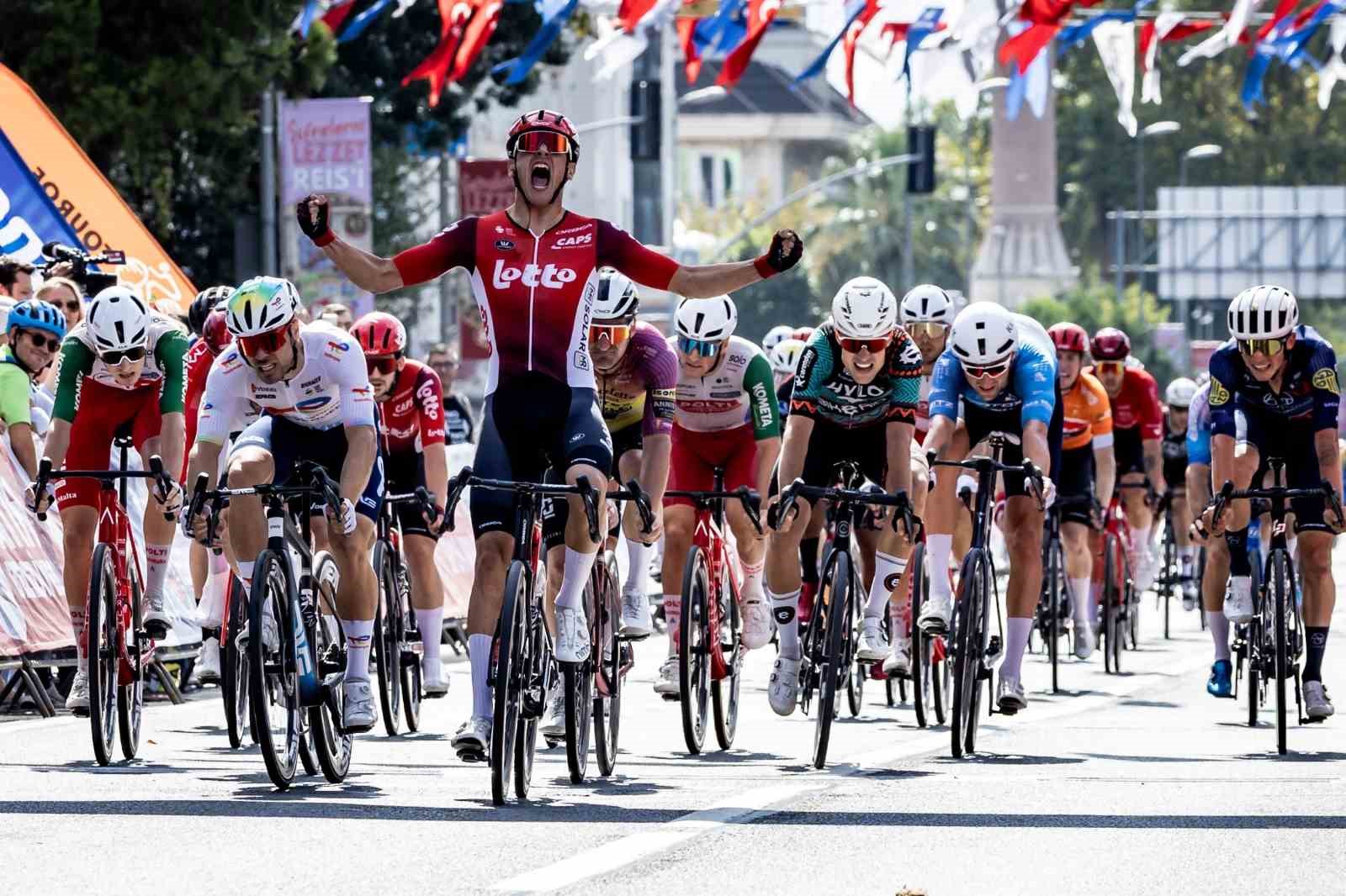 Tour of İstanbul'da finişe doğru sprint atan yol bisikletçileri.