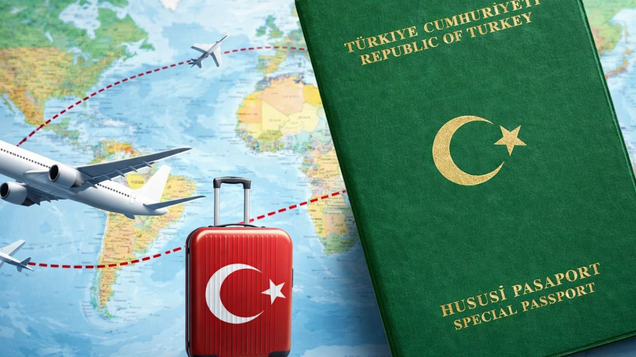 Dünya haritası üzerinde Türkiye Cumhuriyeti hususi pasaportu, uçak ve bavul görseli.