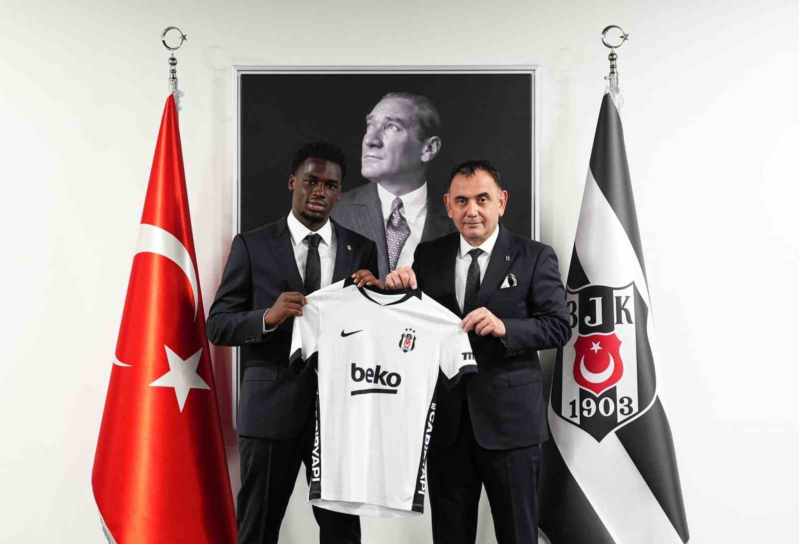 Ernest Poku, Beşiktaş formasıyla kulüp yetkilisiyle birlikte poz veriyor.