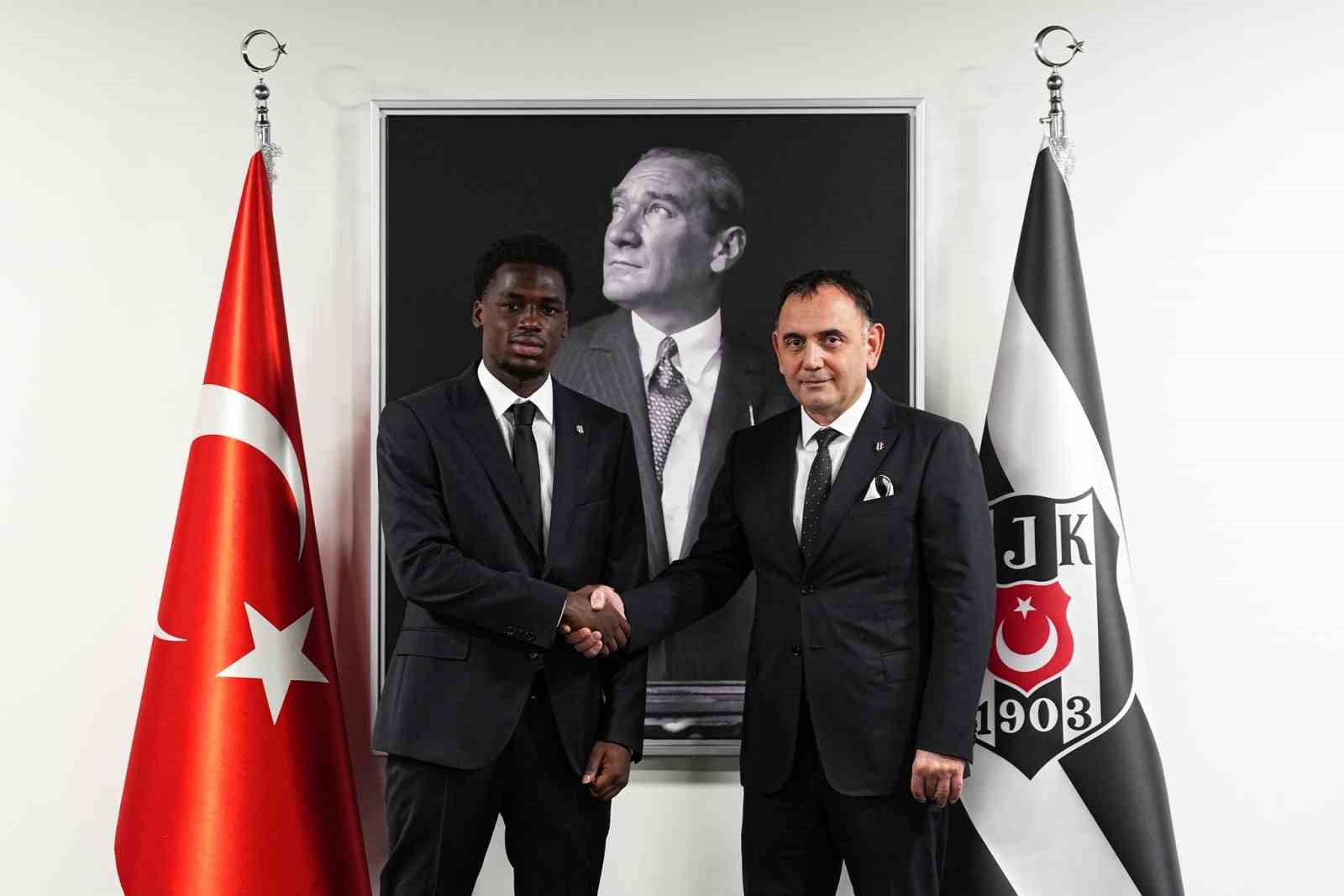 Ernest Poku ve Beşiktaş yetkilisi, transfer görüşmesinin ardından el sıkışıyor.