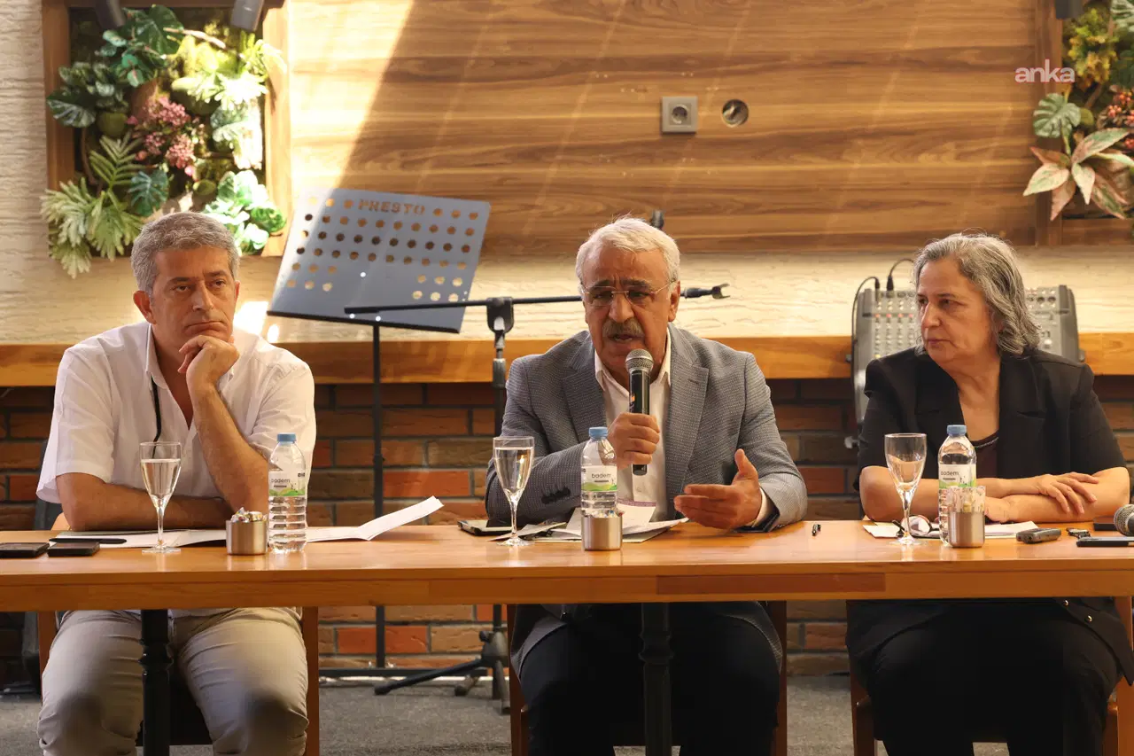 Mithat Sancar, Çetin Arkaş ve Gültan Kışanak'ın Ankara'daki gazeteci buluşmasından bir görüntü.