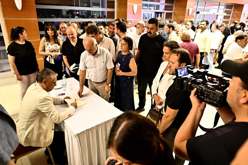 Ümit Uysal’ın kitap imzaladığı ve katılımcılarla buluştuğu etkinlikten bir kare.