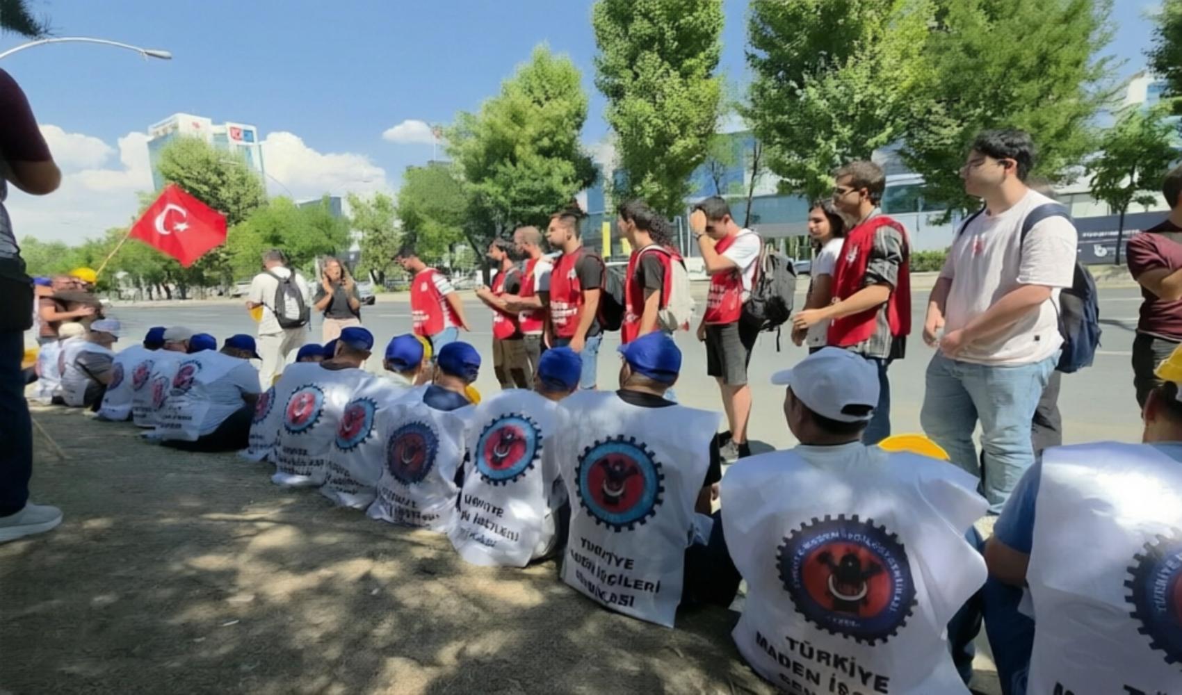 Doruk Maden workers protest in front of Yıldızlar SSS Holding over unpaid wages