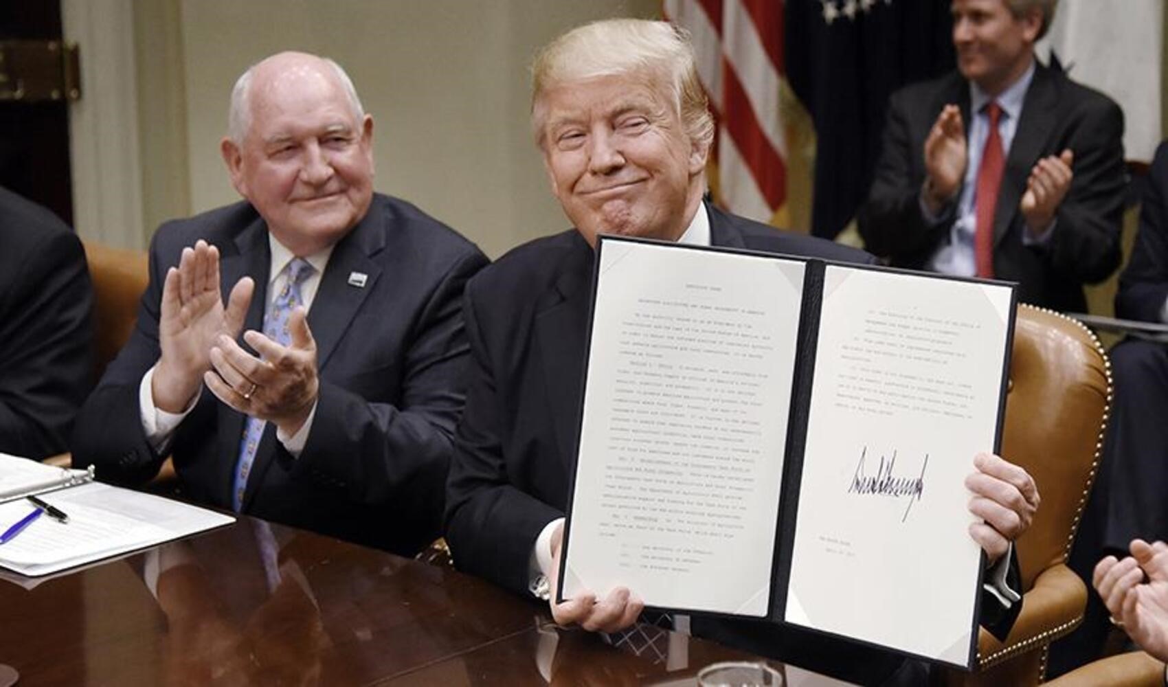 Trump, Ontario Gölü'nün ismini değiştiren kararnameyi imzaladı