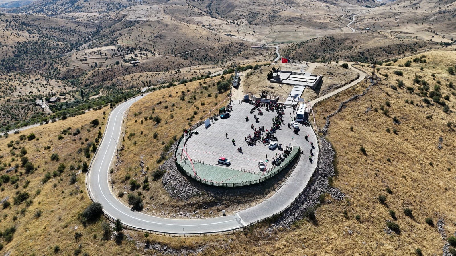 Vue aérienne des motards rassemblés autour de Kocatepe et de la zone de cérémonie.