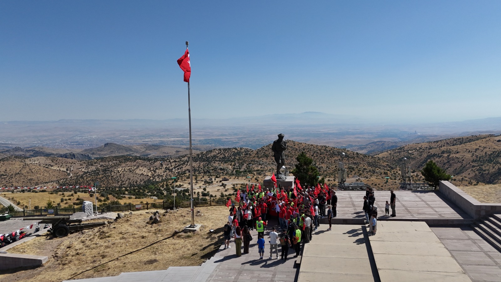 Participants rassemblés devant le drapeau turc et le monument Atatürk à Kocatepe.