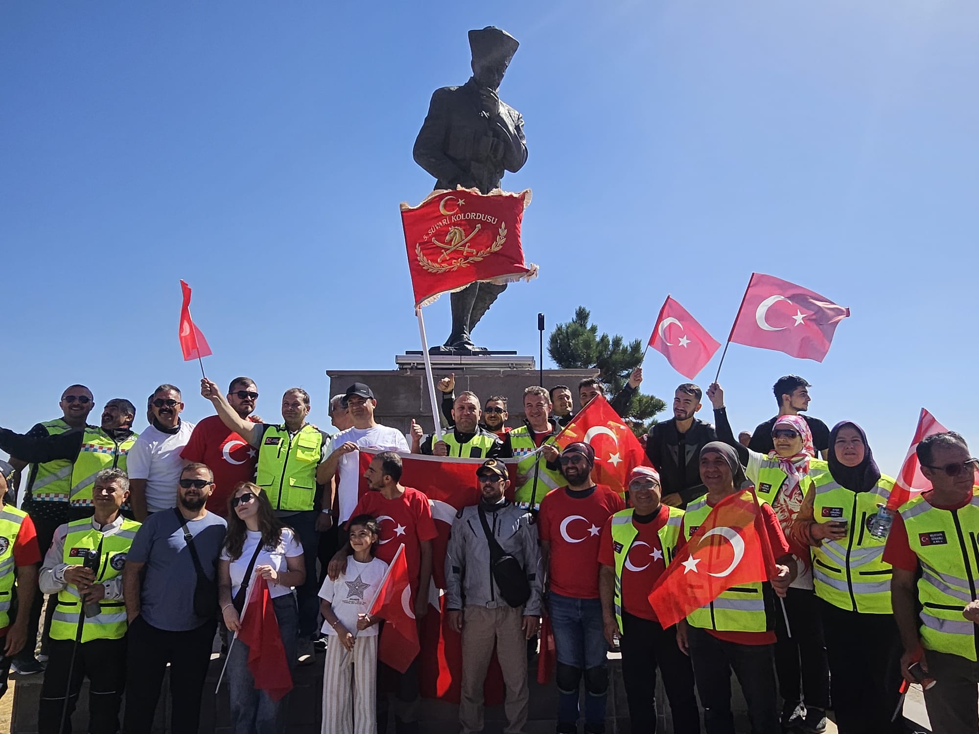 Passionnés de moto portant des drapeaux devant le monument Atatürk à Kocatepe.