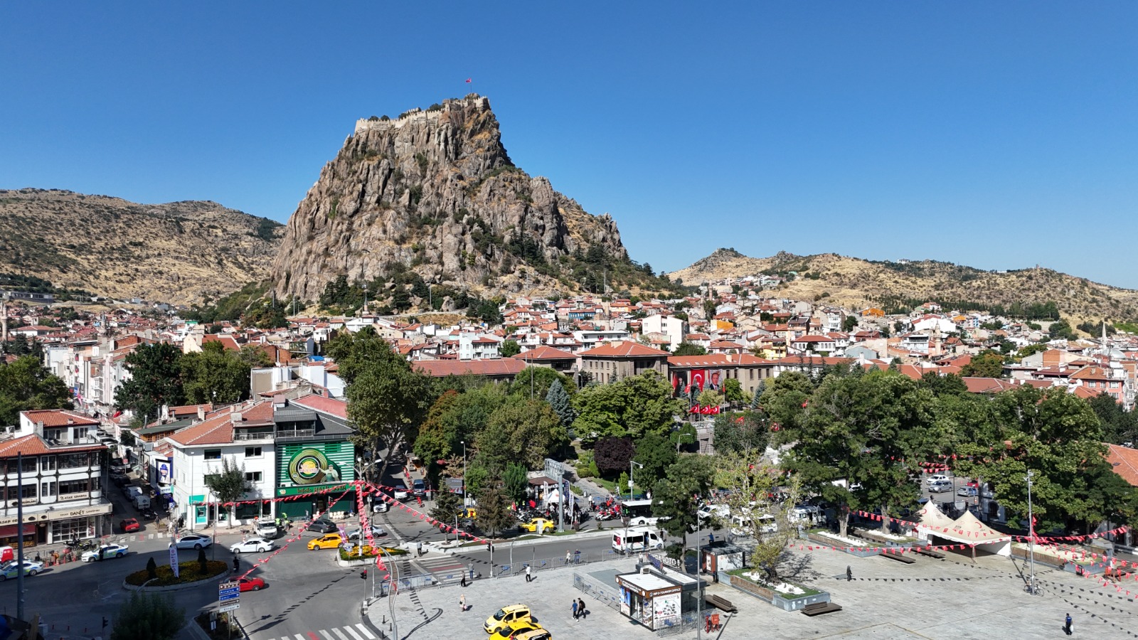 Vue aérienne du centre-ville d'Afyonkarahisar et de la formation rocheuse historique.