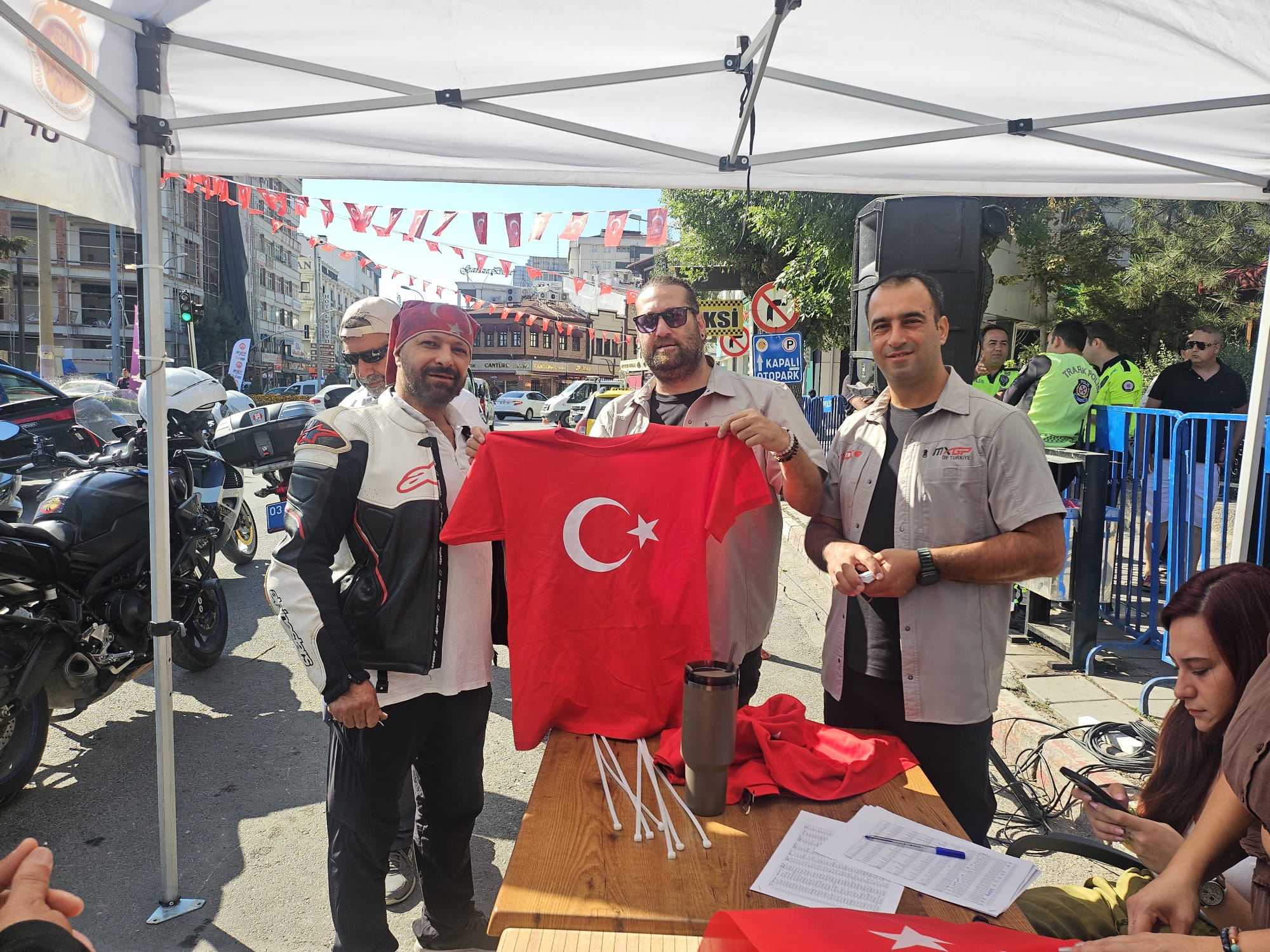 Stand dans le centre-ville d'Afyonkarahisar où les motards reçoivent des t-shirts avec le drapeau turc.