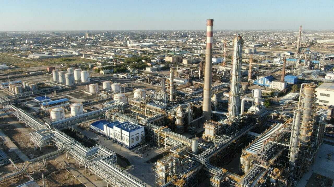 Kazakistan’ın Atırau kentindeki petrol rafinerisinin havadan görünümü.