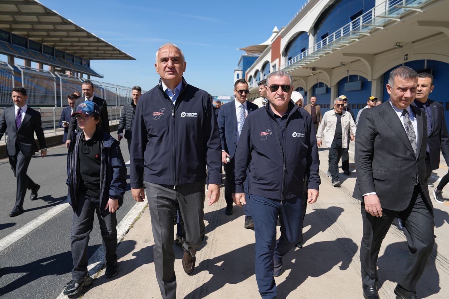 İstanbul Park pist alanında yürüyen yetkililer ve organizasyon ekibi.