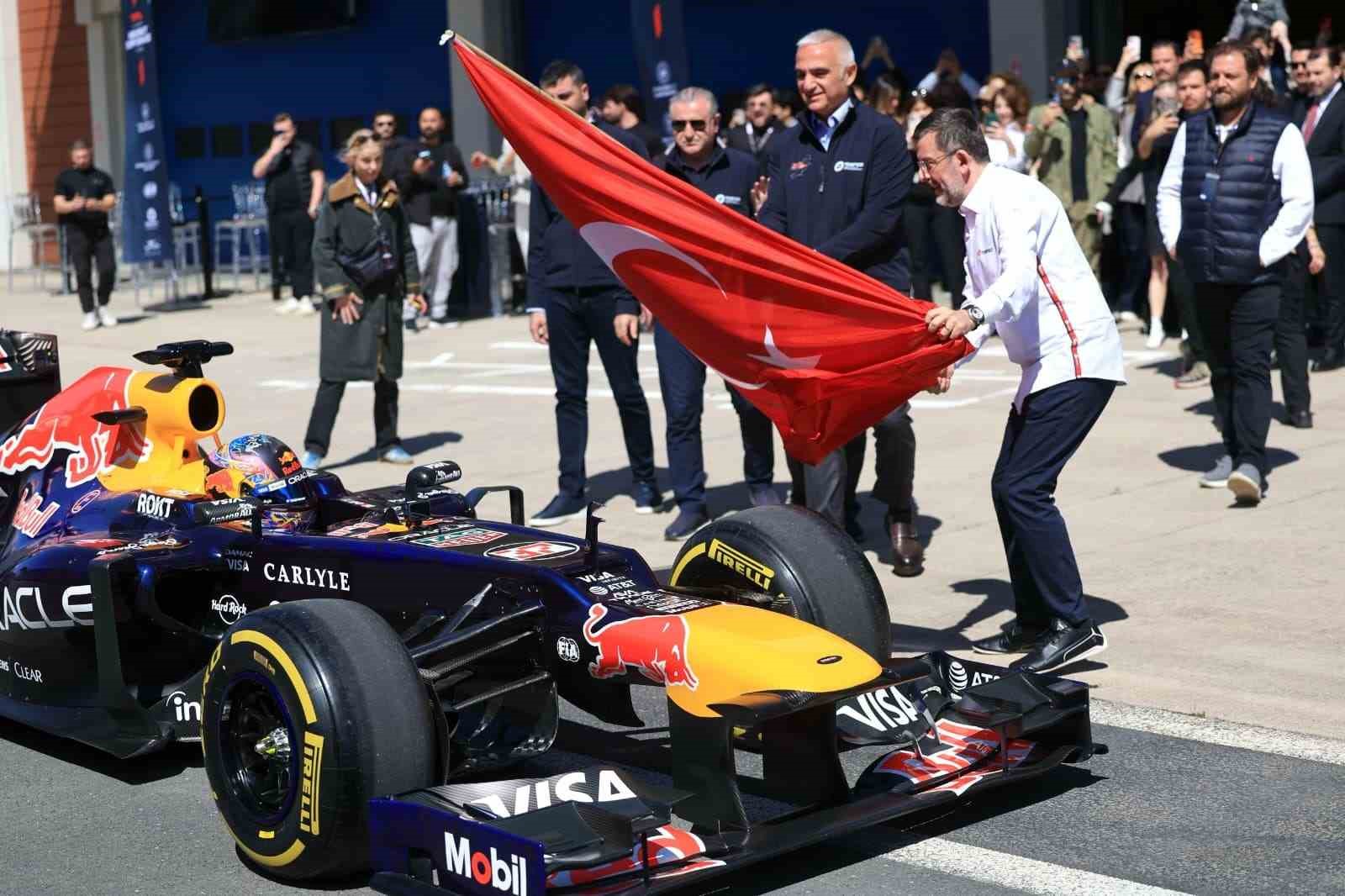 Formula 1 aracının yanında Türk bayrağıyla yapılan tanıtım etkinliği.