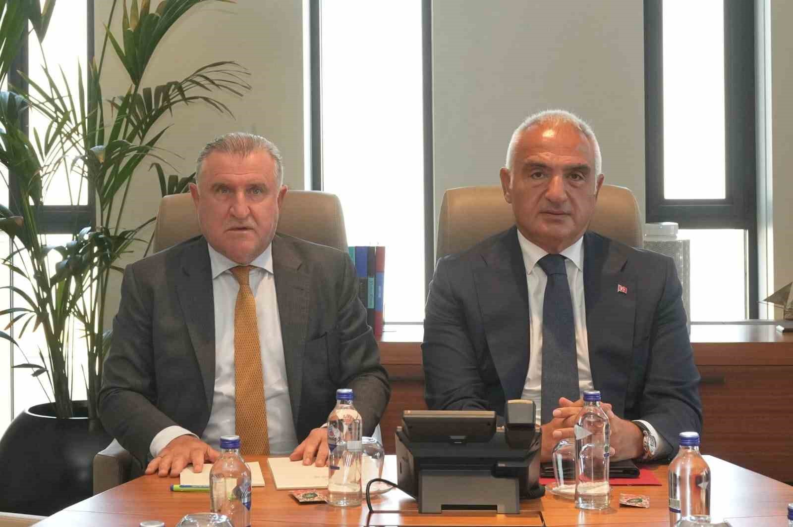 Toplantı masasında yan yana oturan Mehmet Nuri Ersoy ve Osman Aşkın Bak.