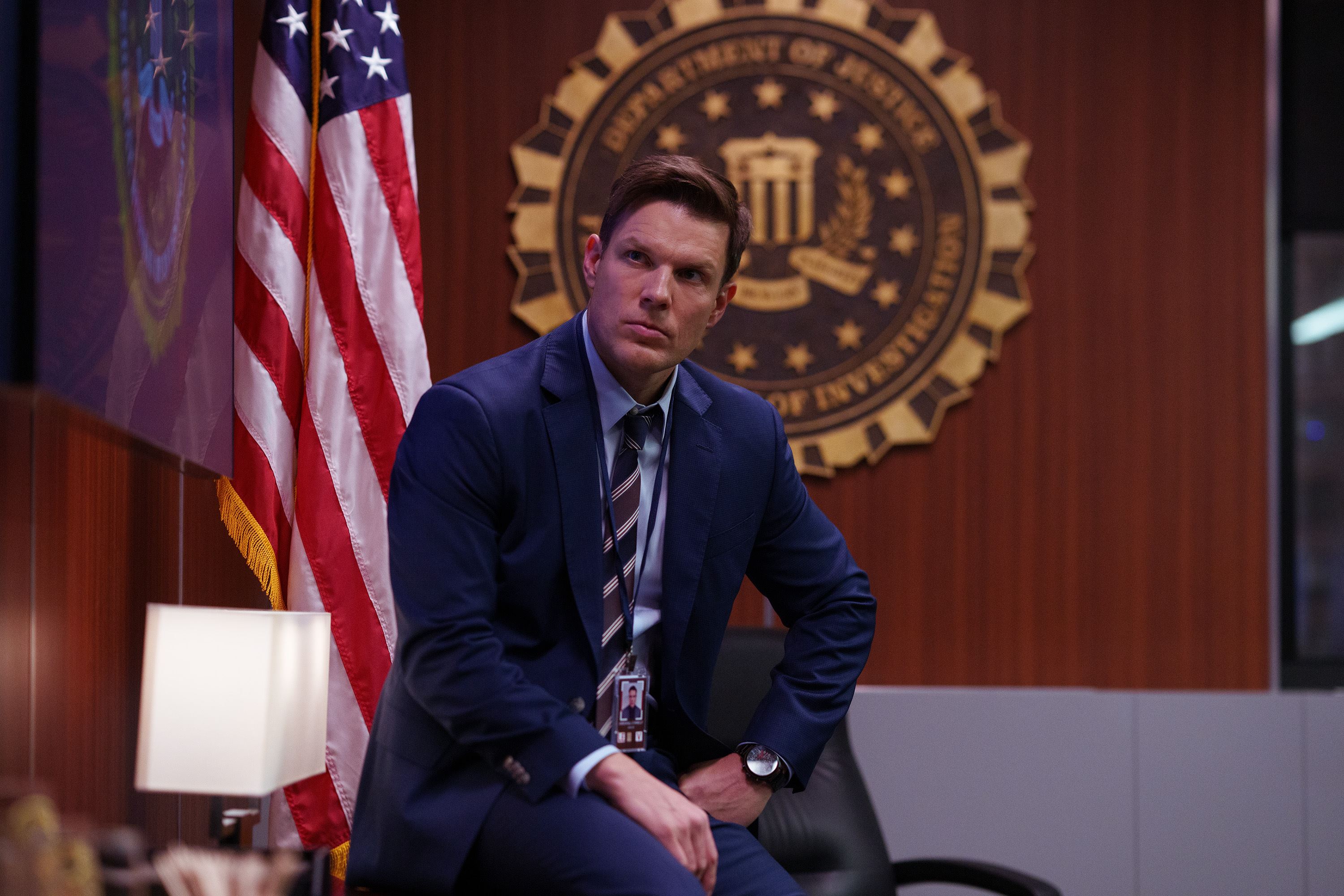 Furious dizisinden FBI ofisinde geçen bir sahne.