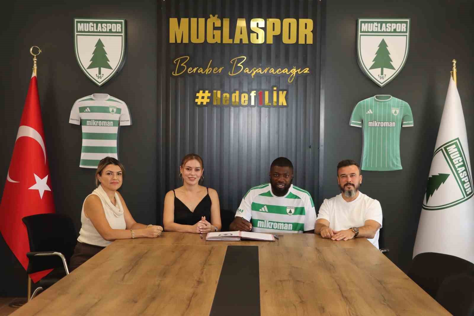 Muğlaspor tesislerinde düzenlenen imza töreninde Ibrahim Sissoko ve kulüp temsilcileri görülüyor.
