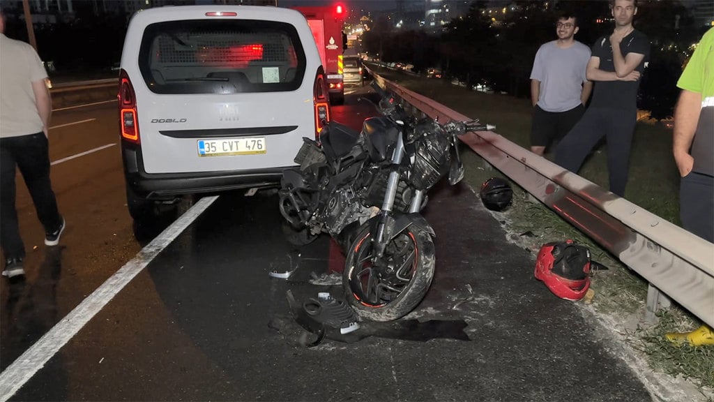 O-3 TEM bağlantı yolunda kazaya karışan motosiklet ve araçlar görülüyor.