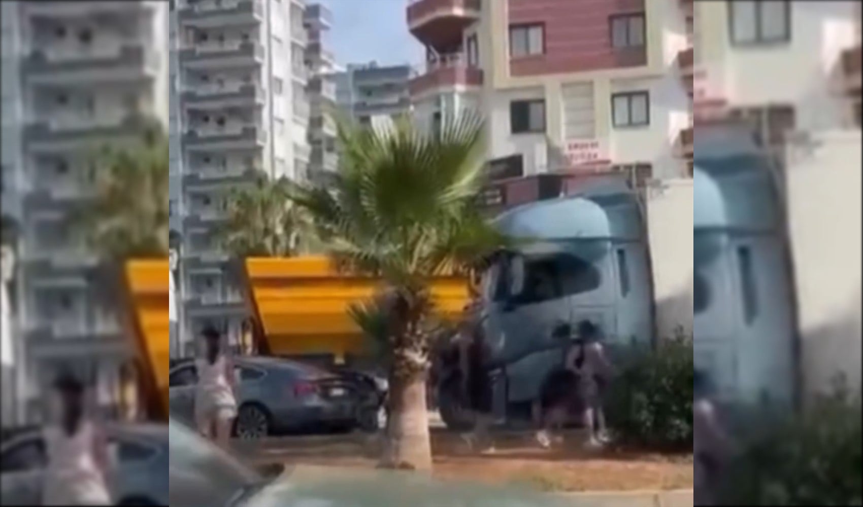 Tır sürücüsü otomobile çarpıp kaçtı