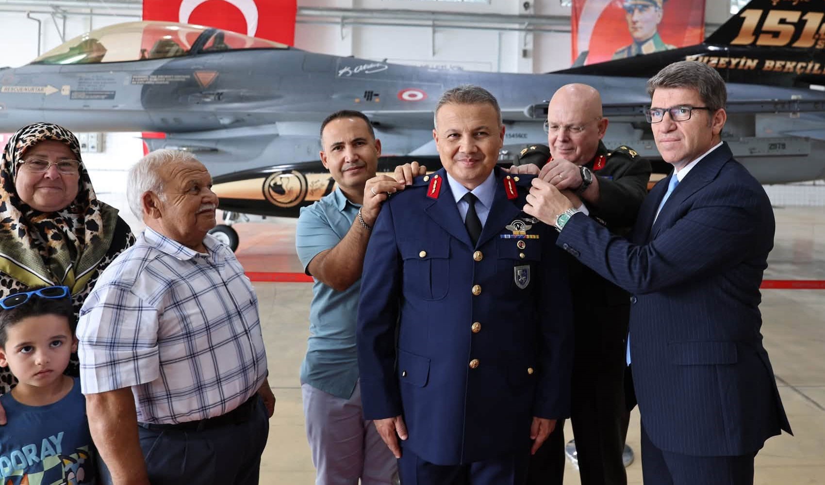 İlk Türk astronot Alper Gezeravcı yeni rütbelerini taktı