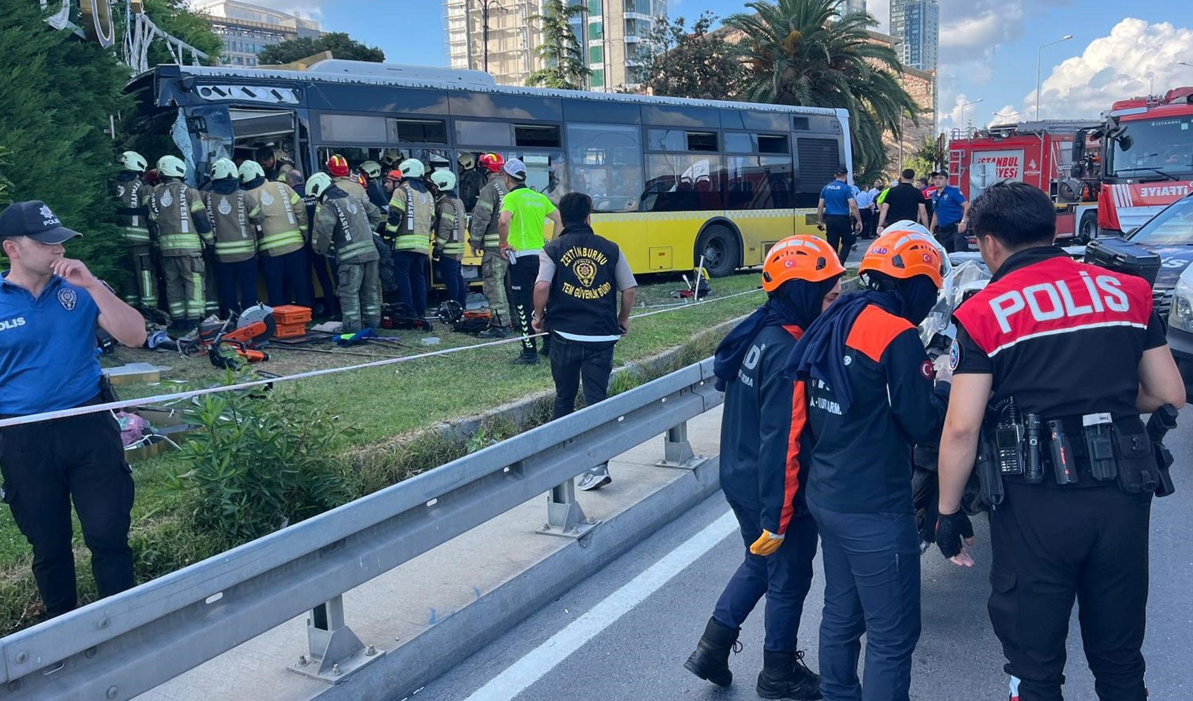 Zeytinburnu’nda İETT otobüsü site duvarına çarptı: Ölü ve yaralılar var