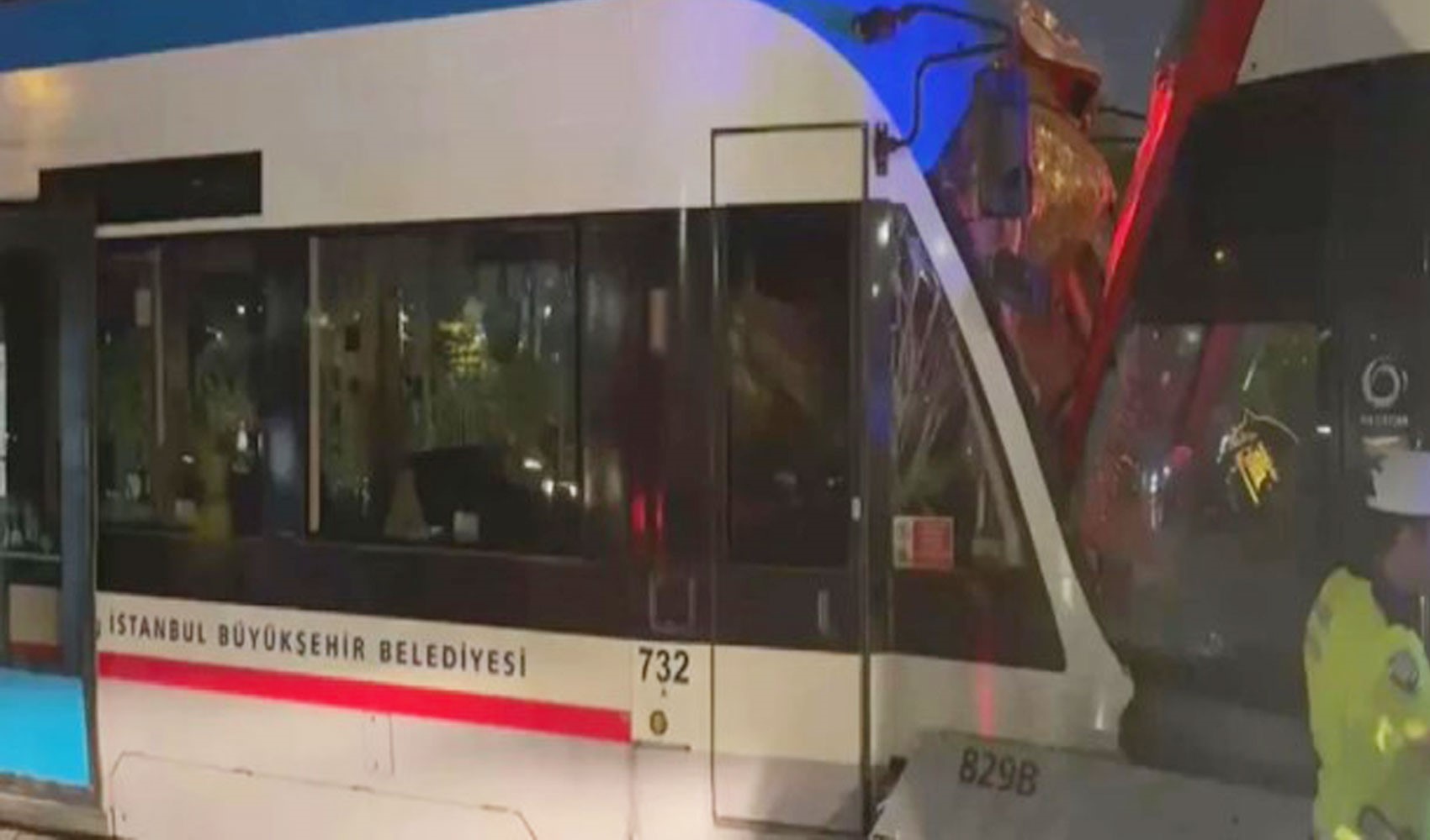 Zeytinburnu'nda iki tramvay çarpıştı