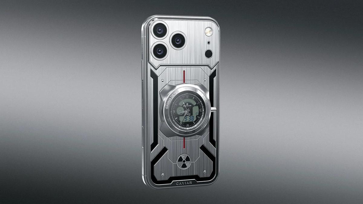 Modello speciale di iPhone 17 Pro con finitura in titanio, dotato di orologio analogico e modulo dosimetro digitale sul pannello posteriore.