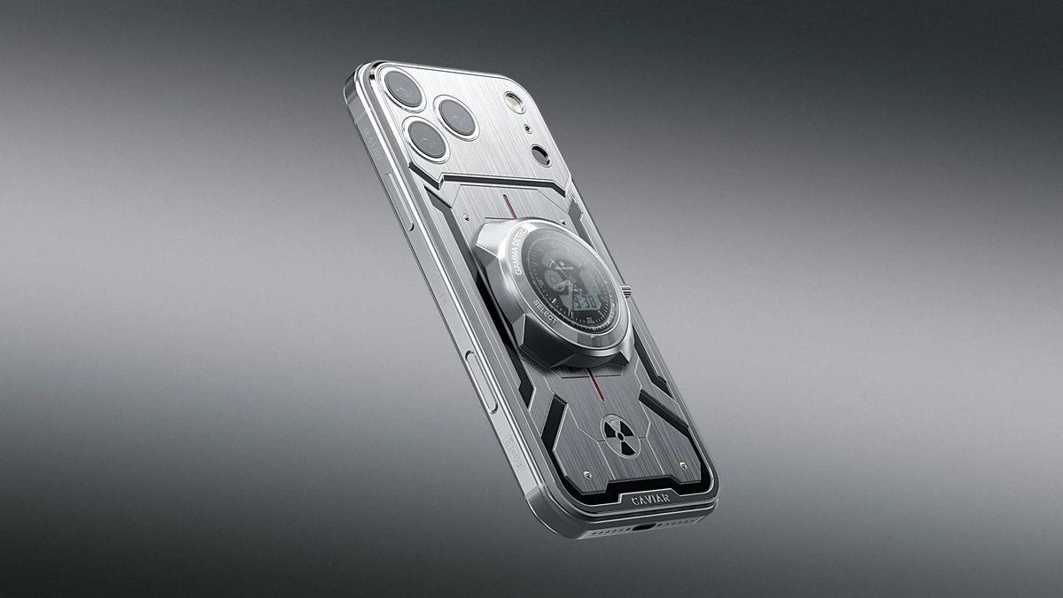 Il modello speciale di iPhone 17 Pro visto di profilo, con il modulo orologio, i pannelli metallici e il simbolo delle radiazioni sul pannello posteriore.