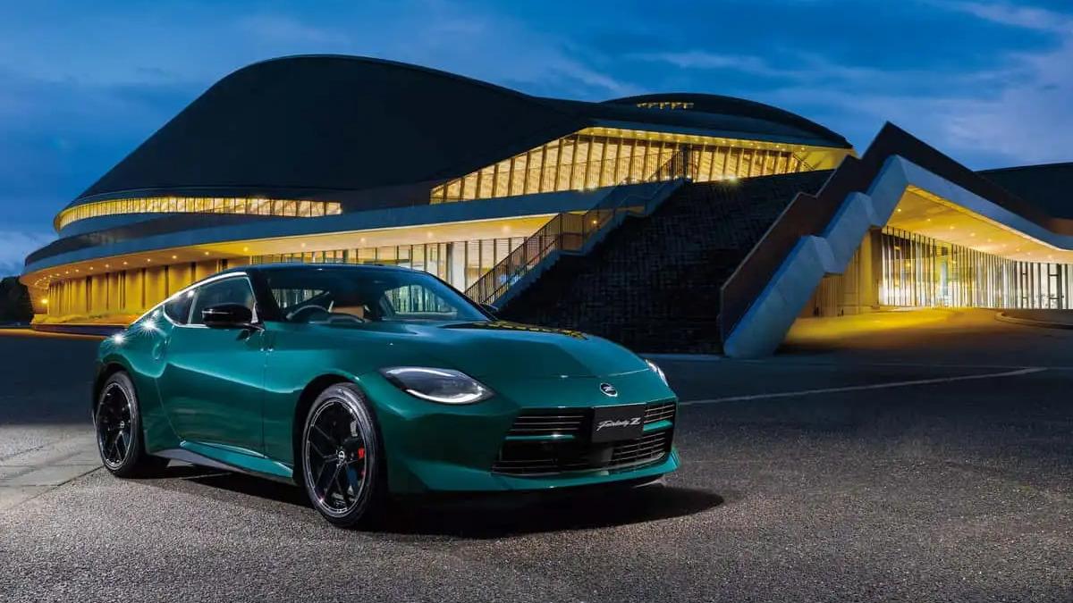 Modern bir bina önünde duran yeşil renkli Nissan Z modeli.