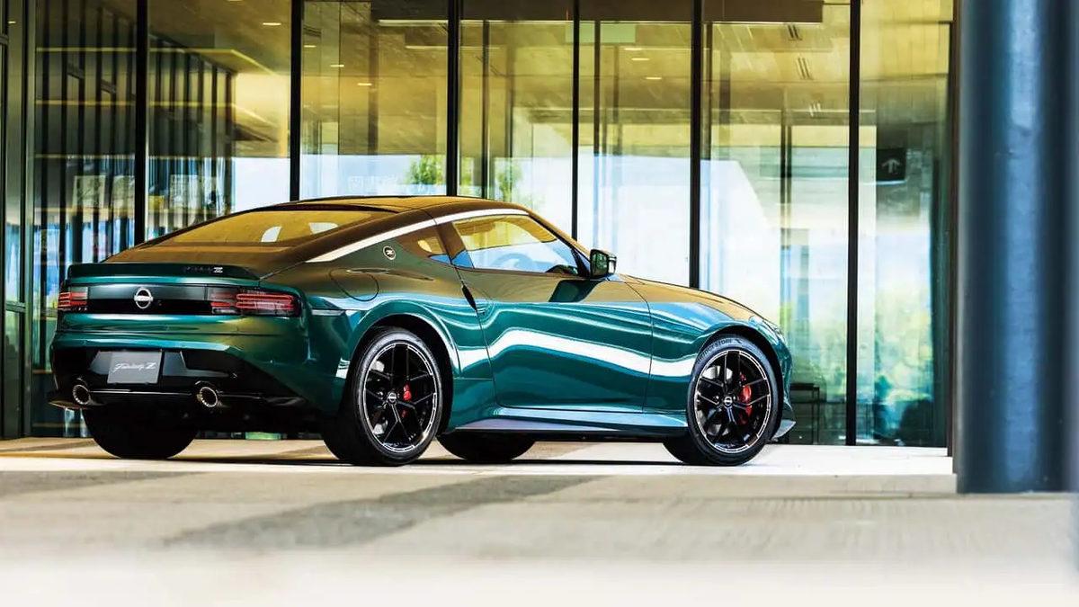 Cam cepheli bir yapı önünde arkadan ve yandan görünen yeşil Nissan Z.