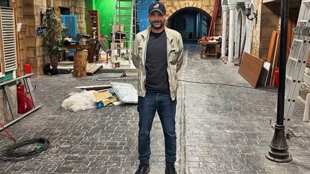 Murat Koparan’ın bir mekân içinde çekilmiş fotoğrafı.
