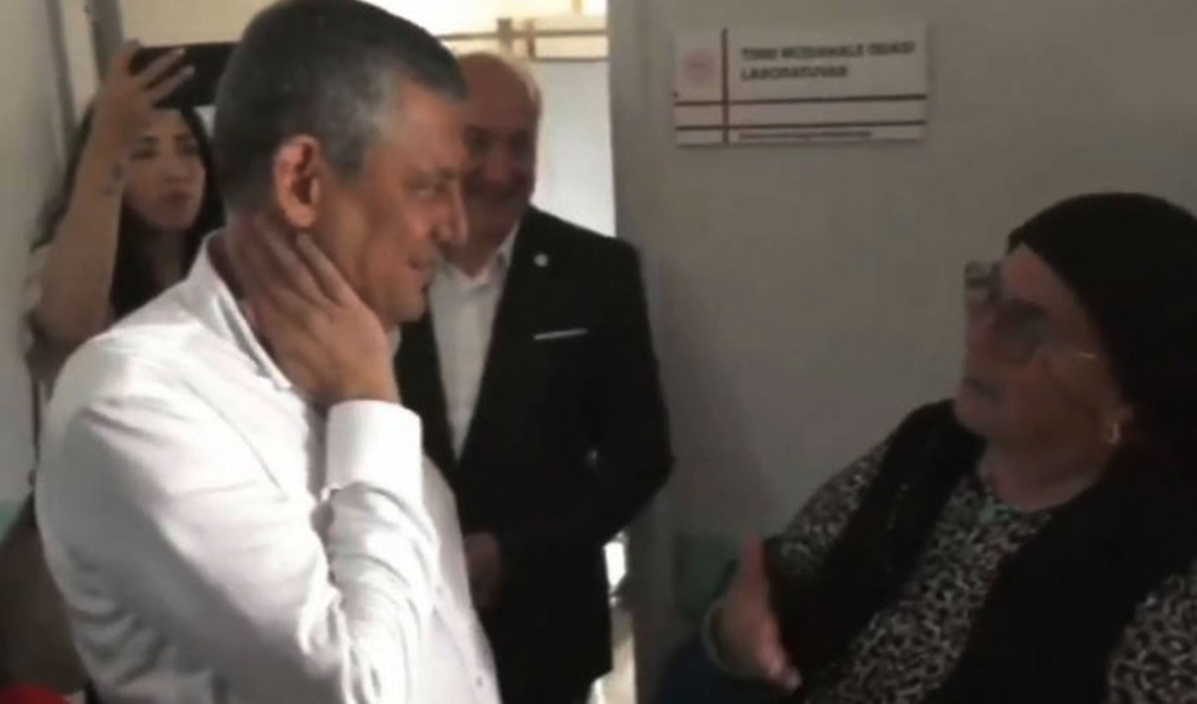 Özgür Özel'den yurttaşa Kılıçdaroğlu yanıtı: Ankara'da bizim binada kafasına göre oturuyor