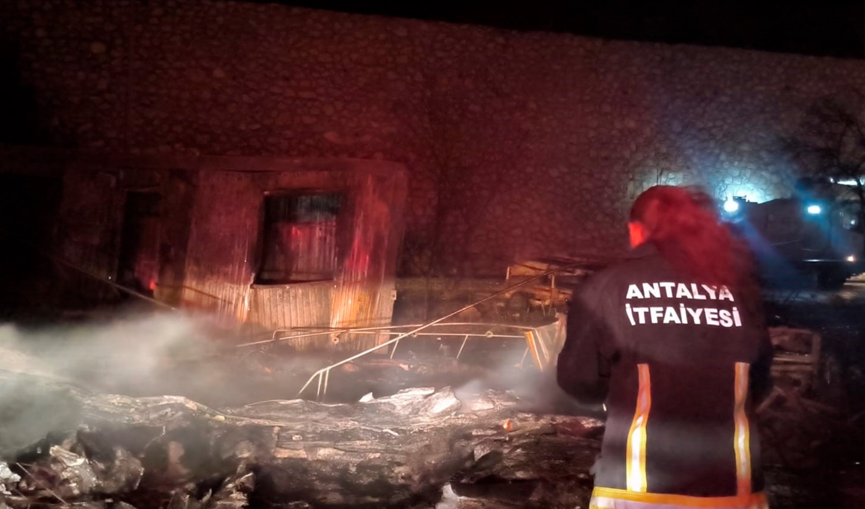 Incendio al porto peschereccio di Antalya: oltre 20 imbarcazioni ridotte in cenere