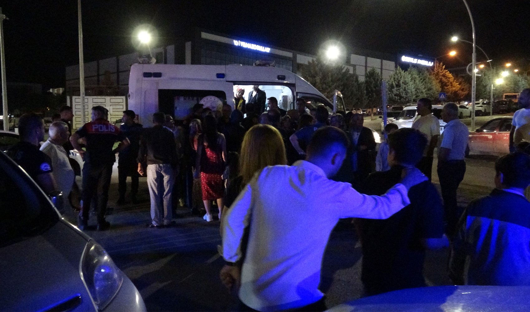 Halayda 'elini tuttun' kavgası: 3 yaralı