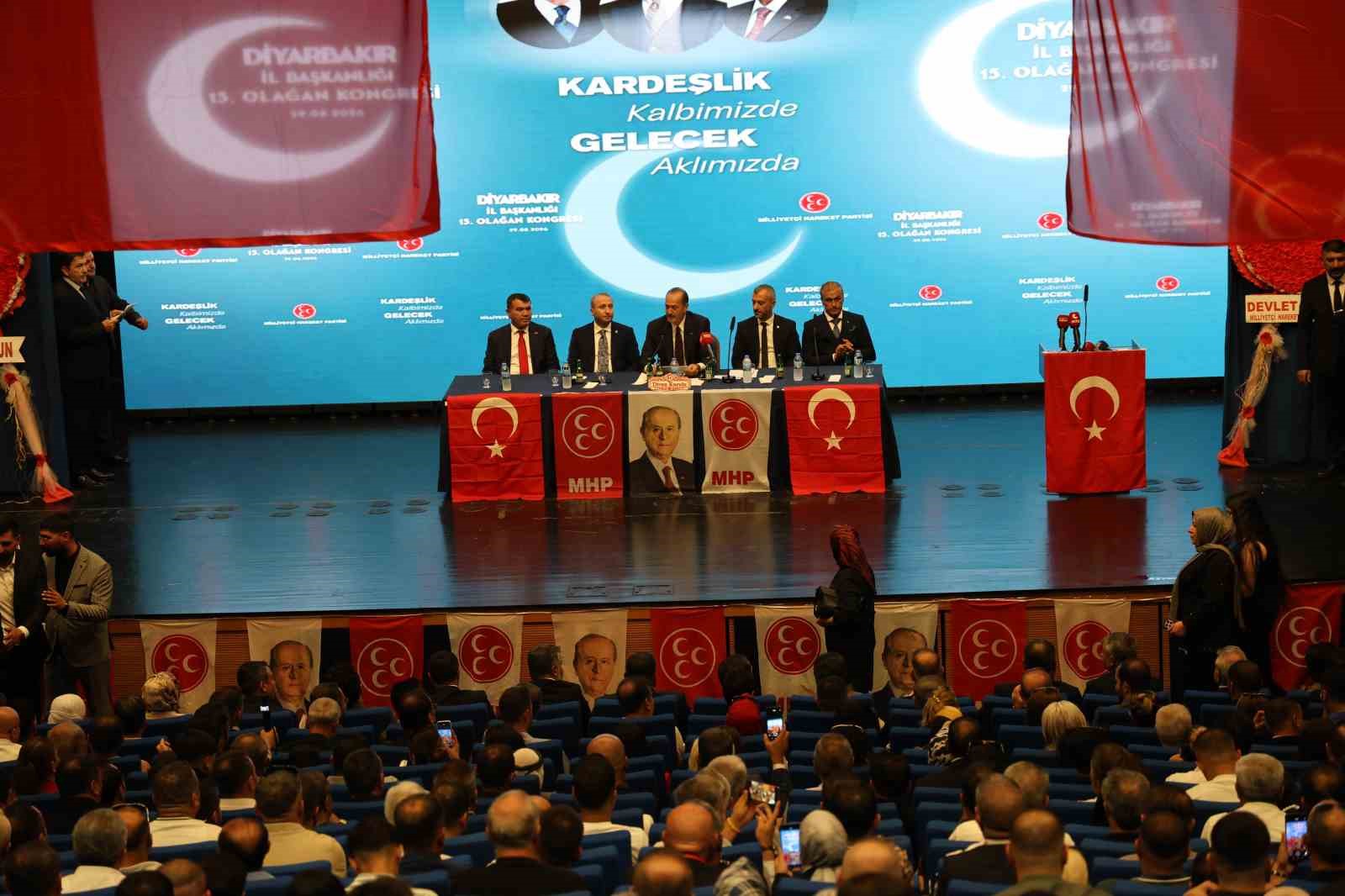 MHP Diyarbakır 15. Olağan İl Kongresi’nde divan heyetinin sahnede yer aldığı salon görüntüsü.