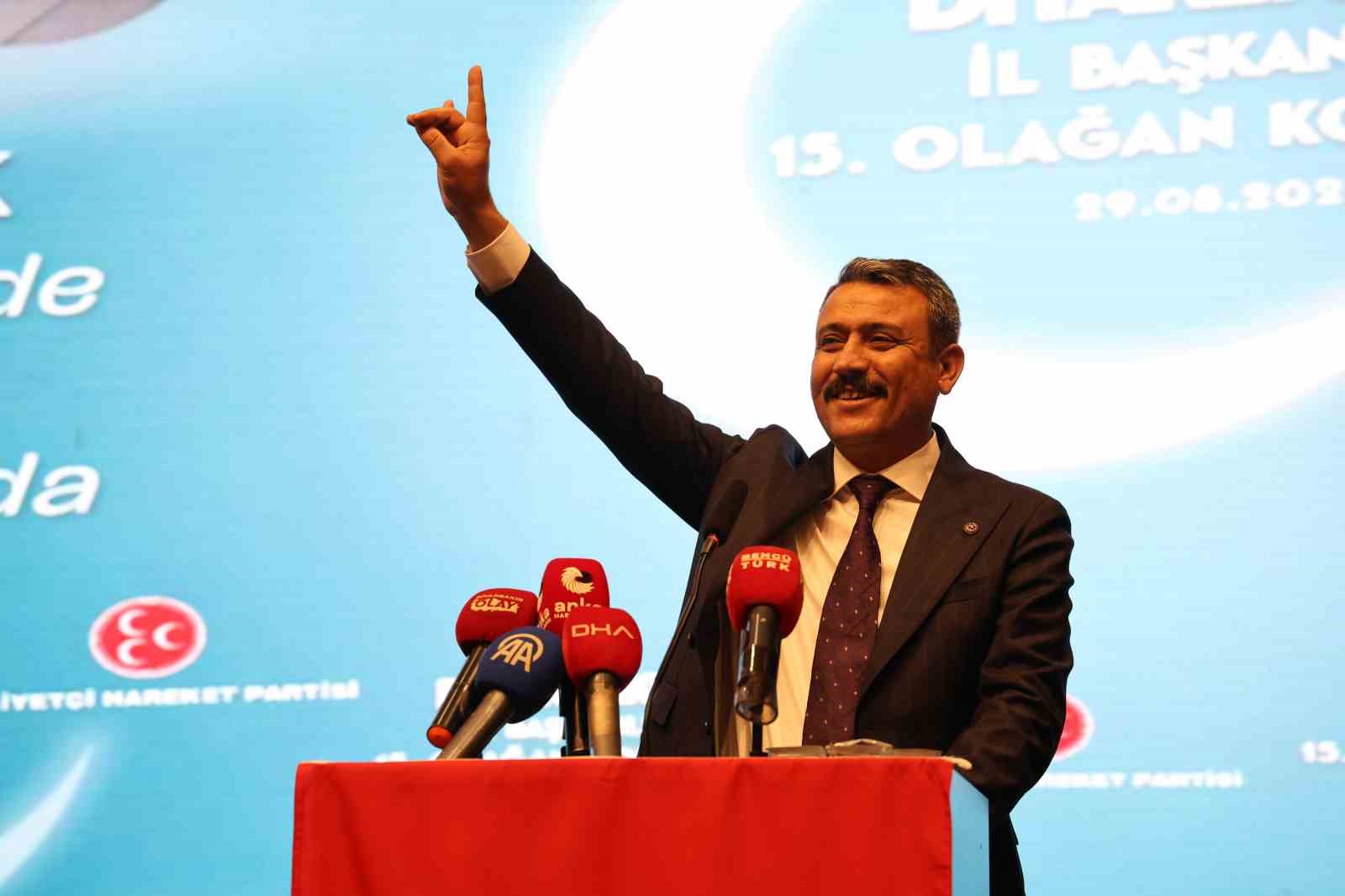 Hasan Özcoşkun’un kongre kürsüsünde partililere hitap ettiği an.
