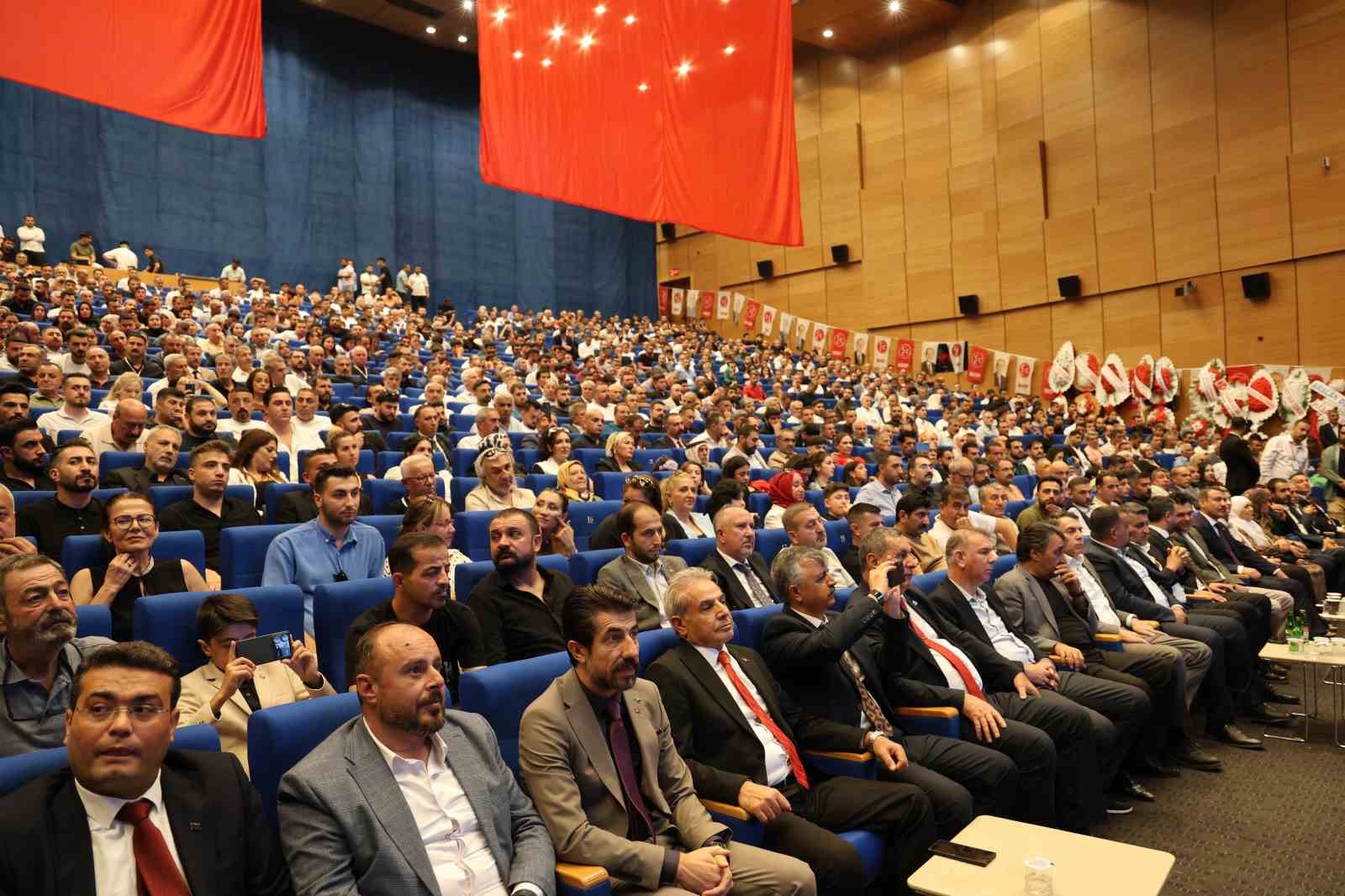 Kongre salonunda oturan partililer ve davetlilerin genel görüntüsü.