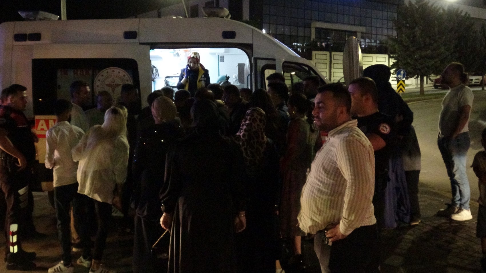 Halayda 'elini tuttun' kavgası: 3 yaralı