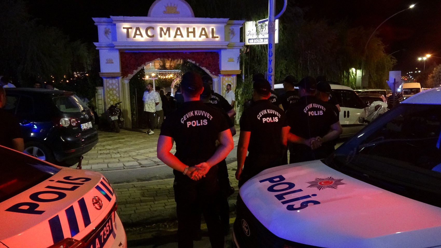 Halayda 'elini tuttun' kavgası: 3 yaralı