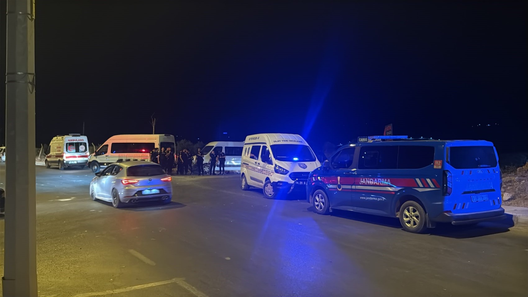 Düğün konvoyunda yaşanan tartışma meydan savaşına döndü