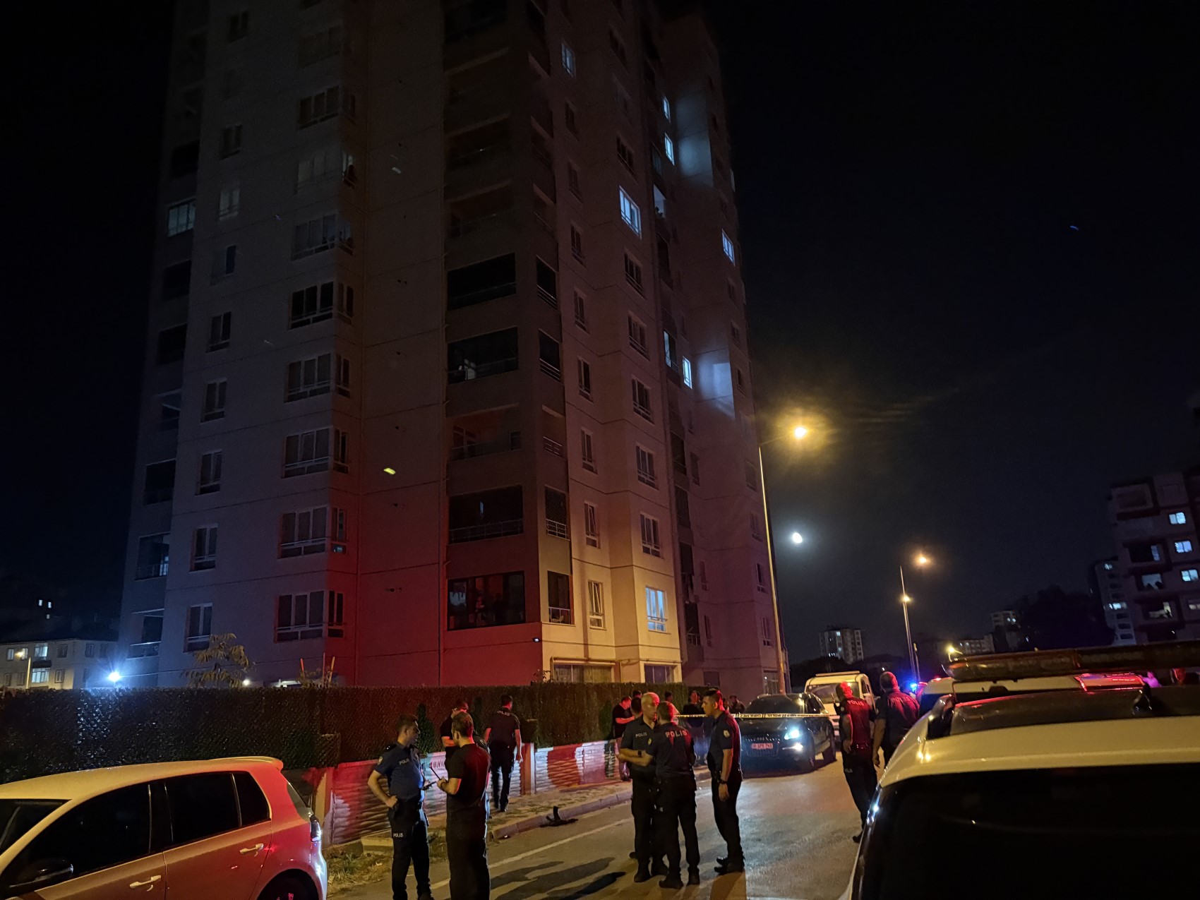 Av tüfeğinden çıkan saçmalar otoparkta araçlarından inen çifti yaraladı