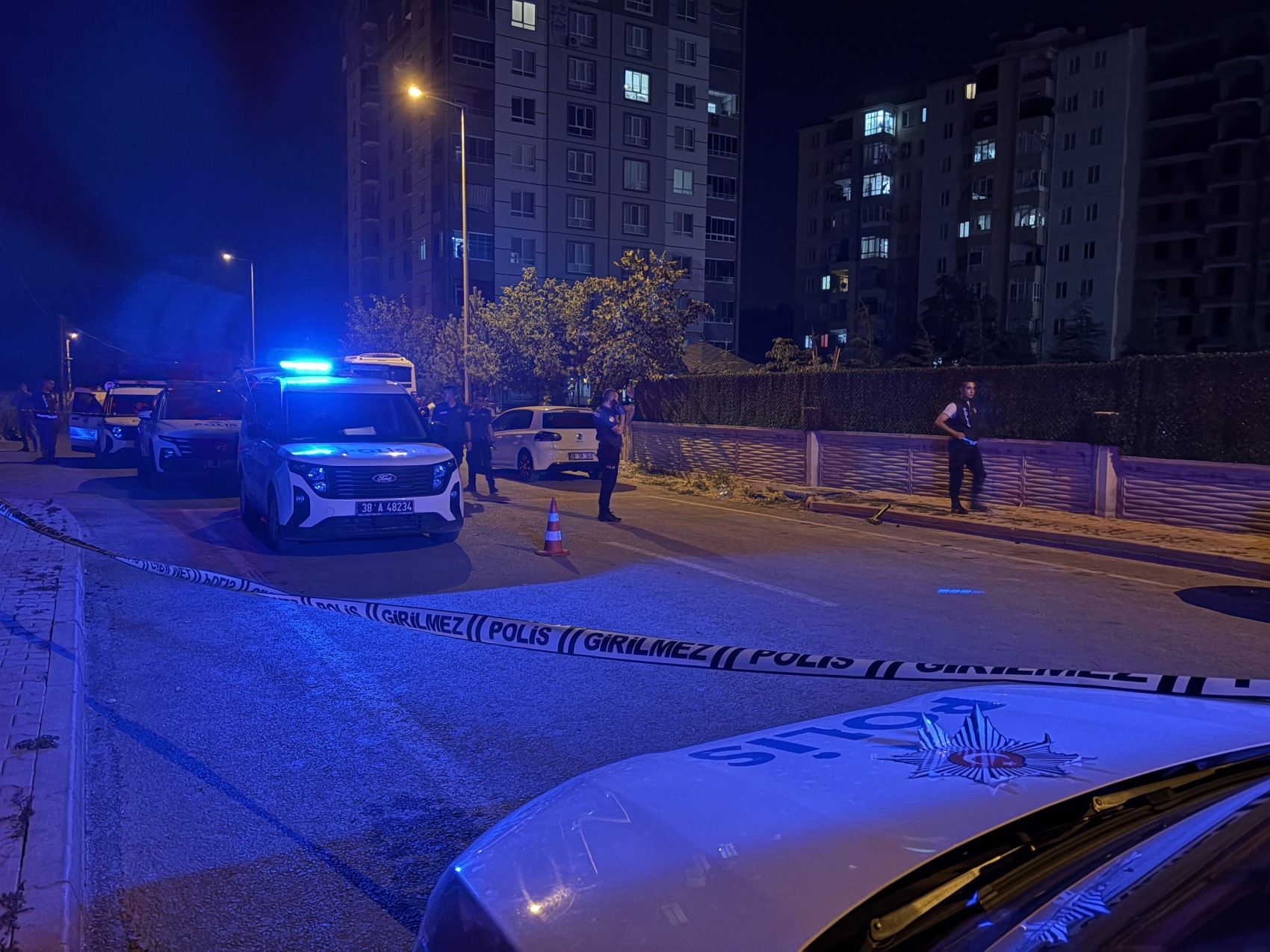 Av tüfeğinden çıkan saçmalar otoparkta araçlarından inen çifti yaraladı