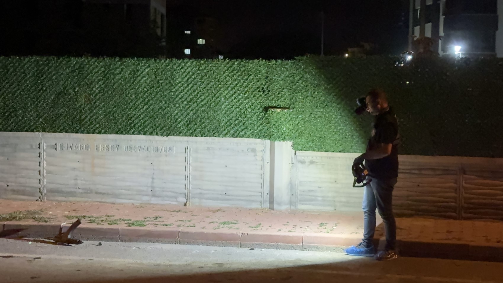 Av tüfeğinden çıkan saçmalar otoparkta araçlarından inen çifti yaraladı