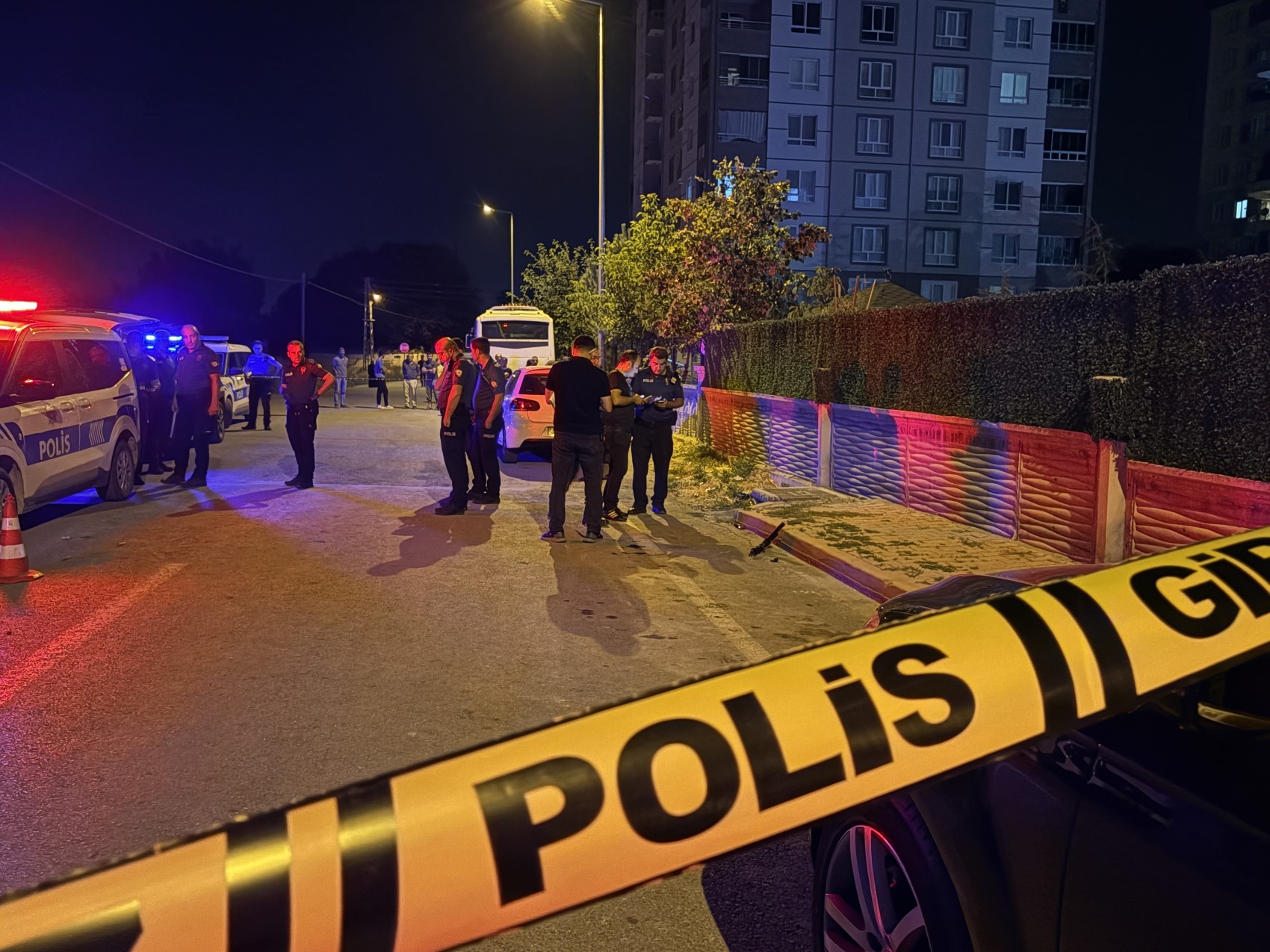 Av tüfeğinden çıkan saçmalar otoparkta araçlarından inen çifti yaraladı