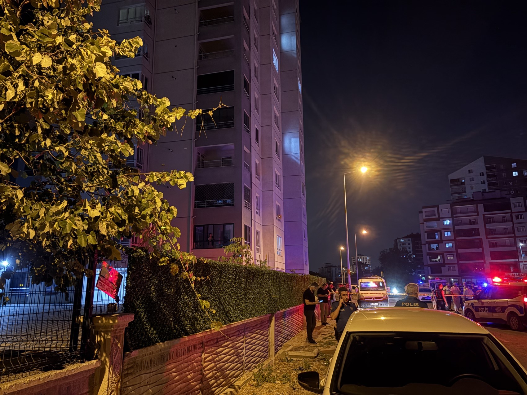 Av tüfeğinden çıkan saçmalar otoparkta araçlarından inen çifti yaraladı