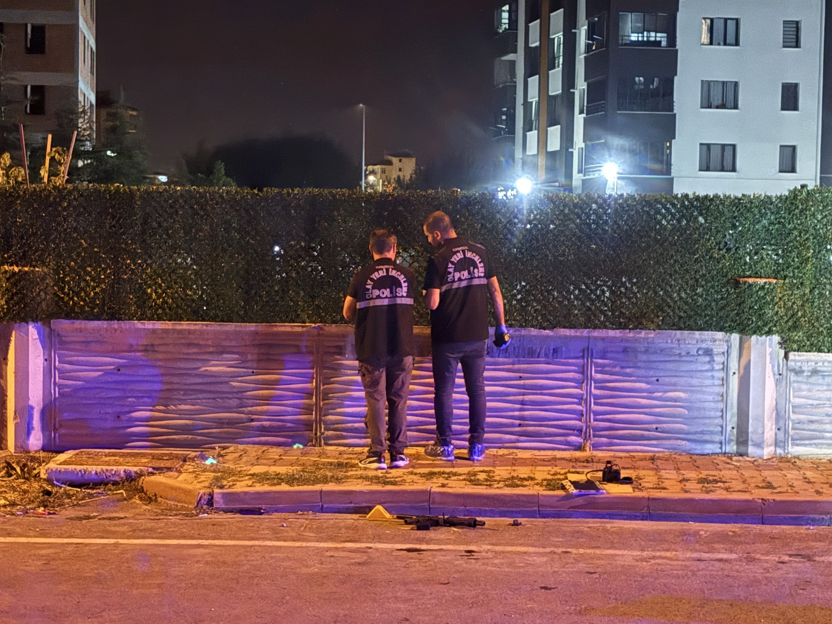 Av tüfeğinden çıkan saçmalar otoparkta araçlarından inen çifti yaraladı